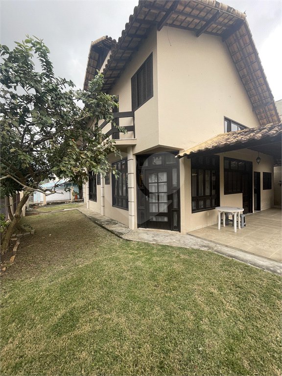 Casa à venda com 5 quartos, sendo 3 suítes, no condomínio Recanto das Palmeiras, Rio de Janeiro - RJ