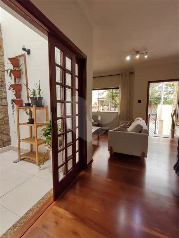 Linda casa à venda no bairro Santa Maria em São Caetano do Sul, 257 m², 3 quartos (1 suíte) e 6 vagas de garagem