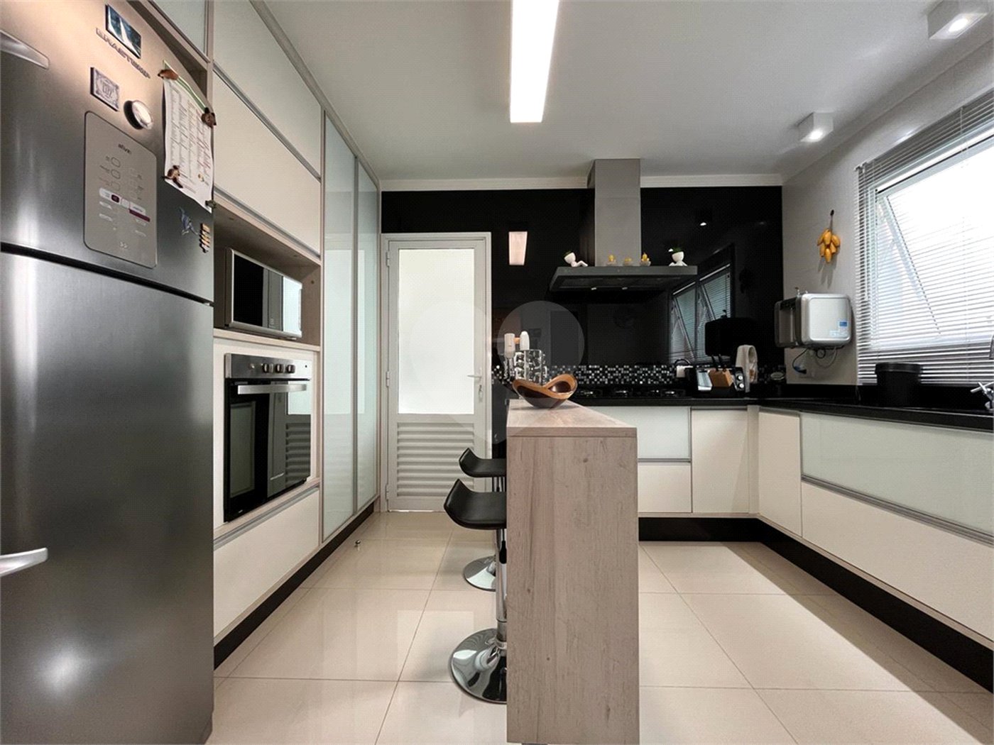 Casa à venda com 4 quartos, sendo 2 suítes, no condomínio Floradas da Serra, São Paulo - SP