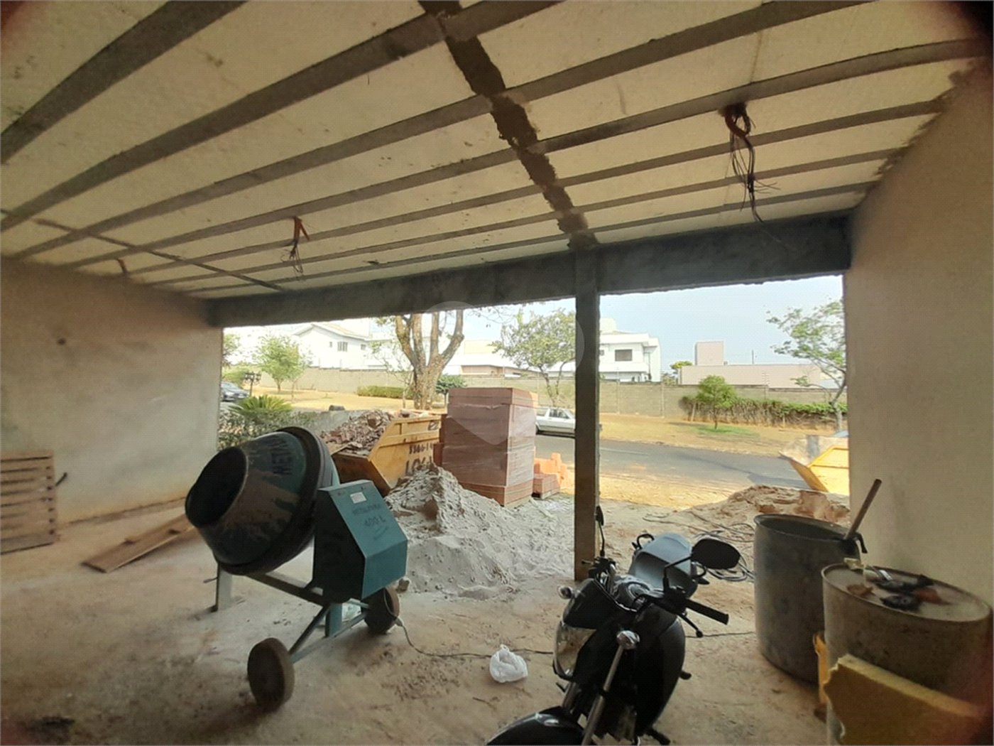 Casa em Construção com Área Gourmet e Piscina no Condomínio Damha II