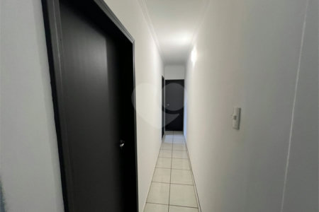 Sobrado à venda com 3 quartos, sendo 1 suíte, em Lopes de Oliveira, Sorocaba, SP