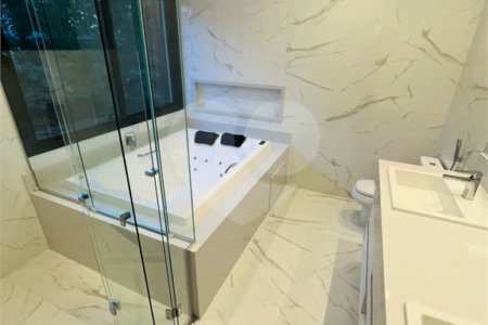 Casa à venda com 4 quartos, sendo 3 suítes, no condomínio Real Park Arujá, Arujá - SP