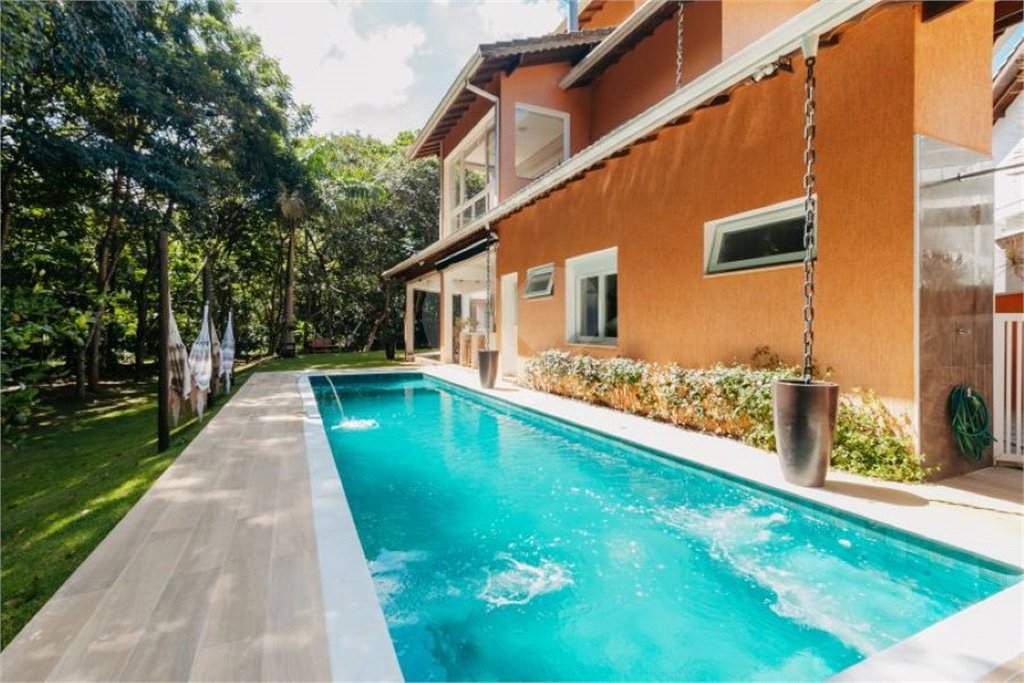 Casa à venda com 5 quartos, sendo 4 suítes, no condomínio Figueira Garden, Atibaia - SP