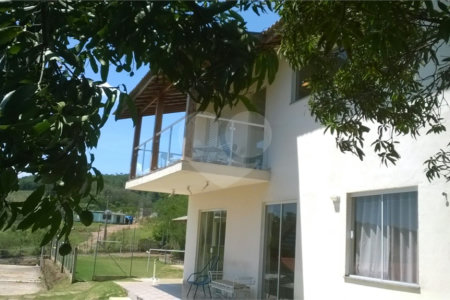 Chácara à venda com 4 quartos, sendo 2 suítes,  em Batatuba, Piracaia, SP