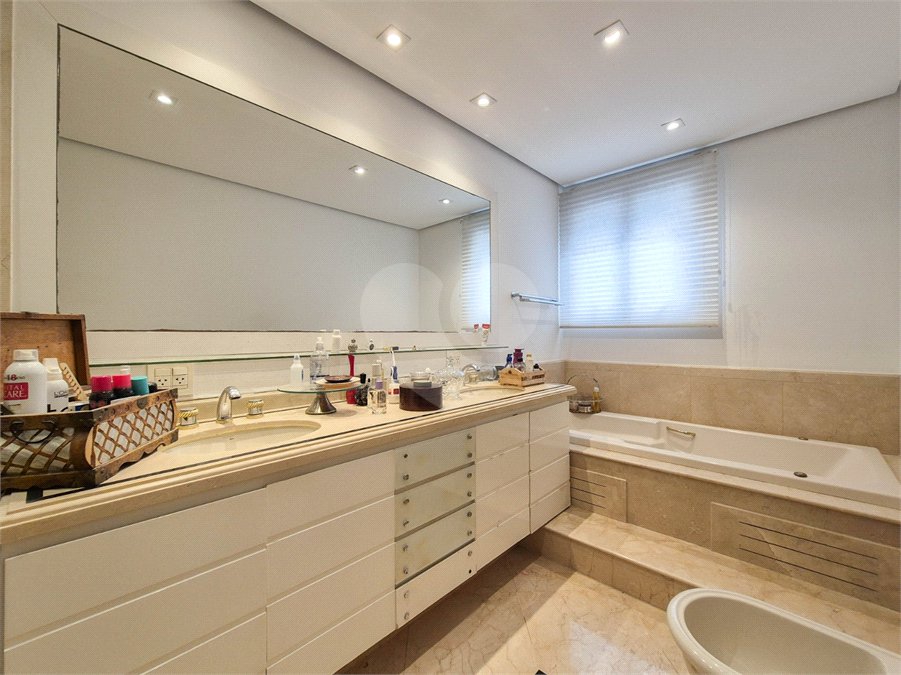 Apartamento à venda ou para alugar com 4 quartos, sendo 3 suítes, em Moema, São Paulo, SP