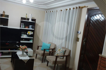 Casa à venda com 2 quartos, sendo 1 suíte, em Vila Maria de Maggi, Suzano, SP