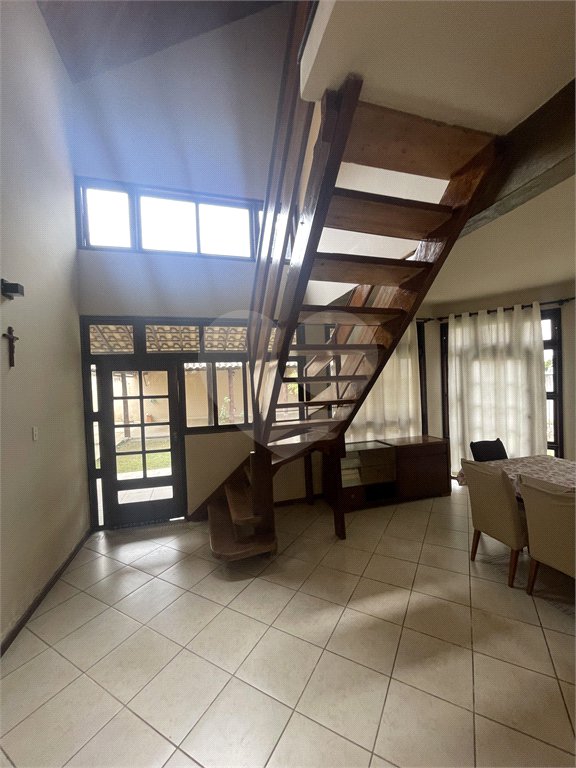 Casa à venda com 5 quartos, sendo 3 suítes, no condomínio Recanto das Palmeiras, Rio de Janeiro - RJ