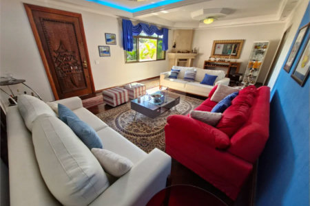 Casa à venda com 4 suítes no condomínio Villa Viana II, Cotia - SP