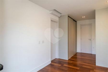 Apartamento à venda com 3 suítes em Campo Belo, São Paulo, SP