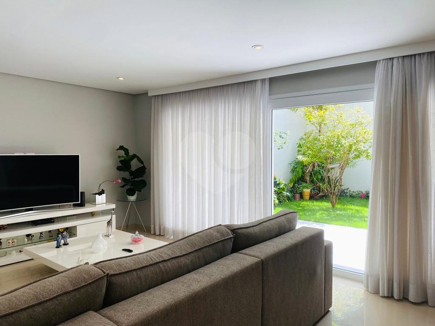 Casa à venda com 4 quartos, sendo 2 suítes, no condomínio Residencial Vila Lagos, São Paulo - SP
