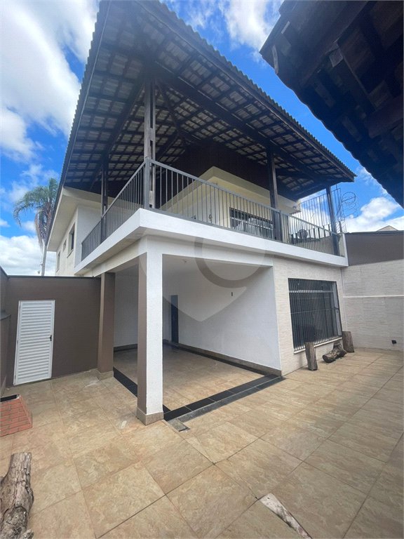 Sobrado à venda com 3 quartos, sendo 2 suítes,  em Vila Oliveira, Mogi das Cruzes, SP