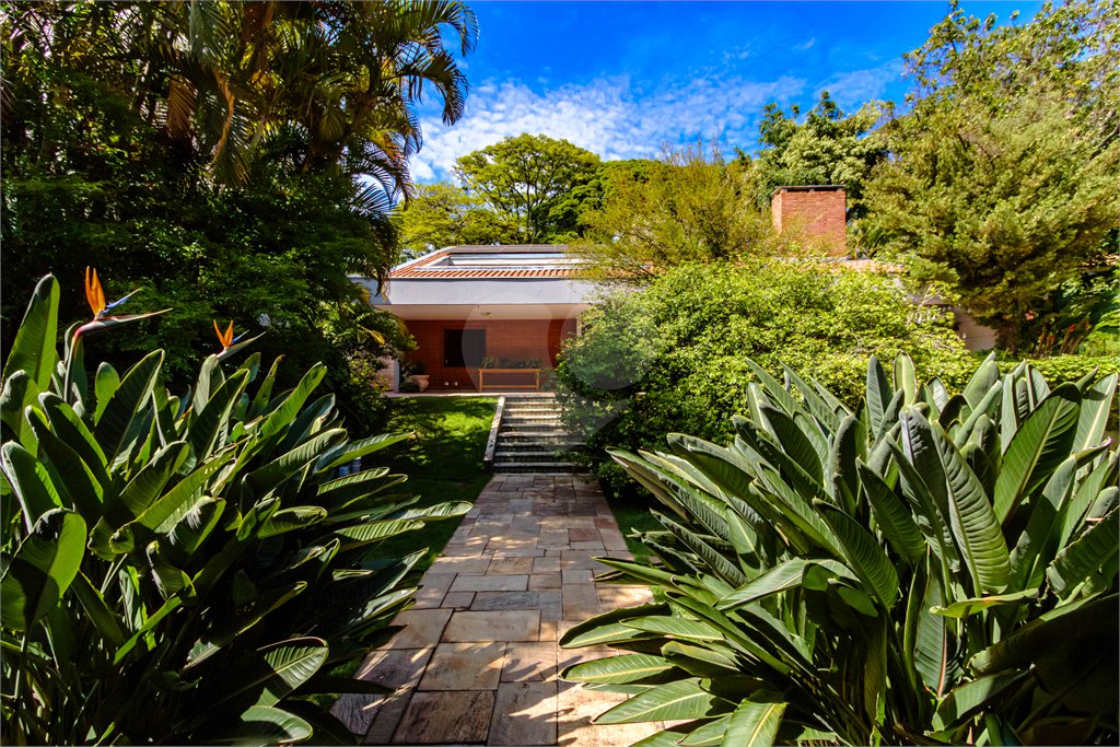 Casa à venda com 4 quartos, sendo 1 suíte,  em Jardim Leonor, São Paulo, SP