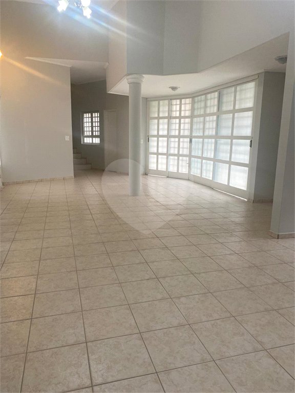 Sobrado à venda ou para alugar com 3 quartos, sendo 1 suíte, no Centro, Salto, SP