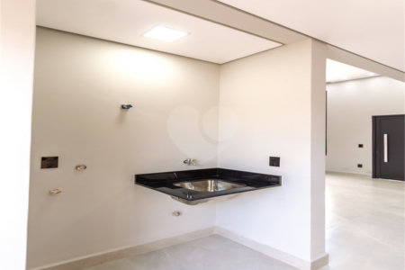 Indaiatuba- Jardim Bom Sucesso - Venda: R$ 765.000,00 - Área total: 150m² Área construída: 115m² - 3 dormitórios sendo 1 suíte com armário planejado; Cozinha integrada; Sala para dois ambientes; Banheiros com box gabinetes e espelhos; Área gourmet com churrasqueira a carvão e móveis planejados;