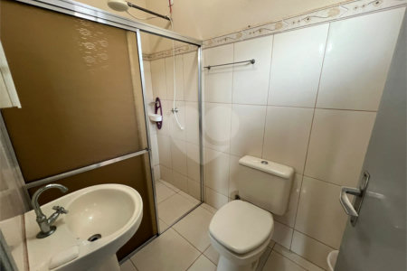 Ampla casa no condomÍnio Parque Fehr, contendo: