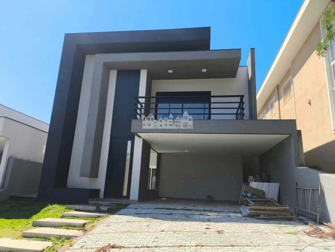 Casa à venda com 5 quartos, sendo 3 suítes, no condomínio Figueira Garden, Atibaia - SP