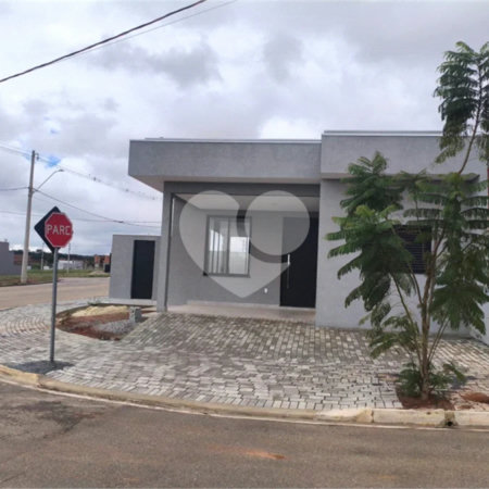 Casa à venda com 3 quartos, sendo 1 suíte,  no condomínio Tivolli, Itapetininga - SP