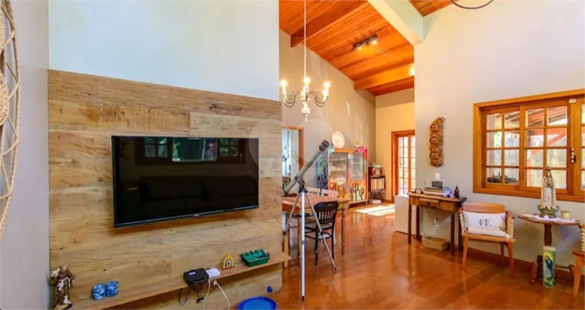 Casa à venda com 4 quartos, sendo 2 suítes,  em Granja Viana, Cotia, SP