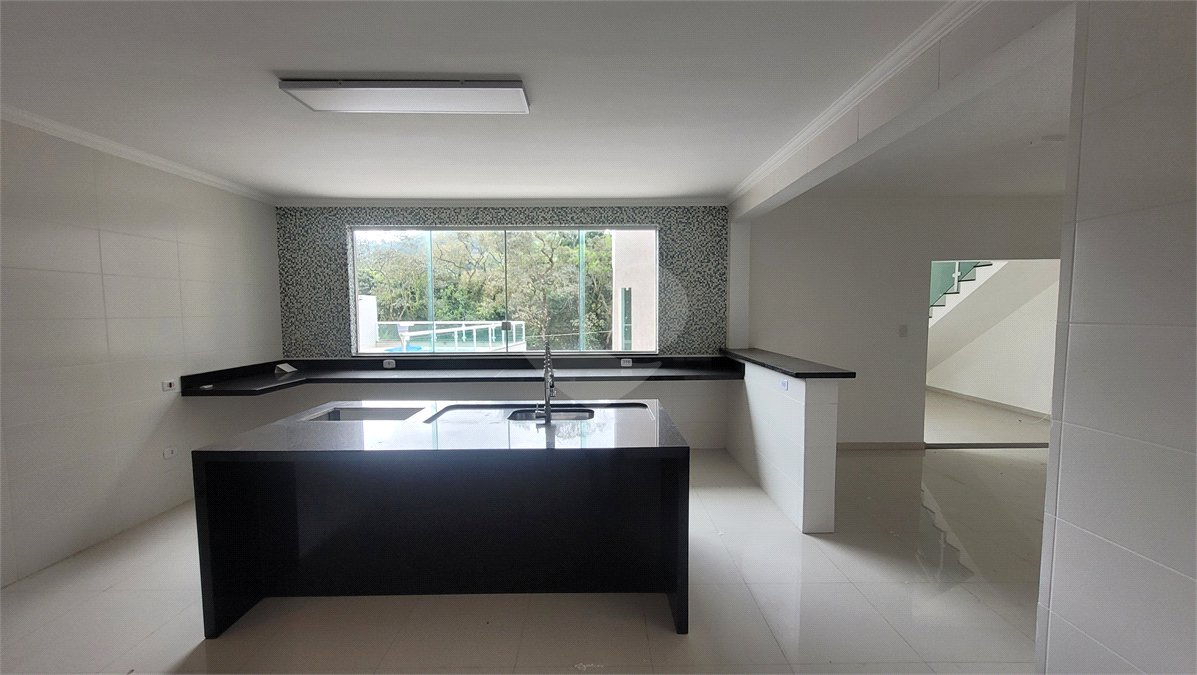 Casa à venda com 4 quartos, sendo 1 suíte, no condomínio Parque Suiça, Caieiras - SP
