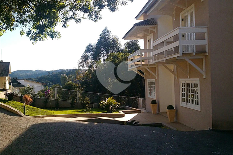 Casa à venda com 4 suítes no condomínio Suíça da Cantareira, Mairiporã - SP