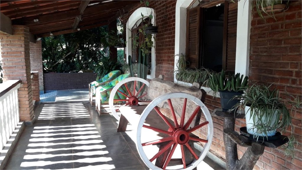 Chácara à venda com 8 quartos, sendo 3 suítes, no Centro, Toledo, MG