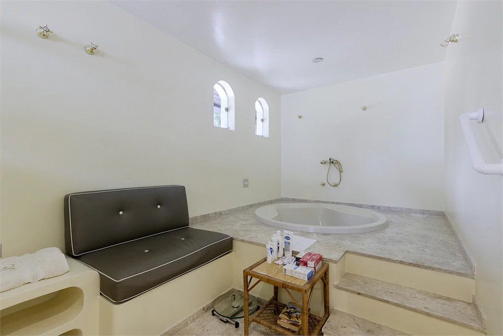 Casa à venda com 4 quartos, sendo 3 suítes, em Cidade Jardim, São Paulo, SP