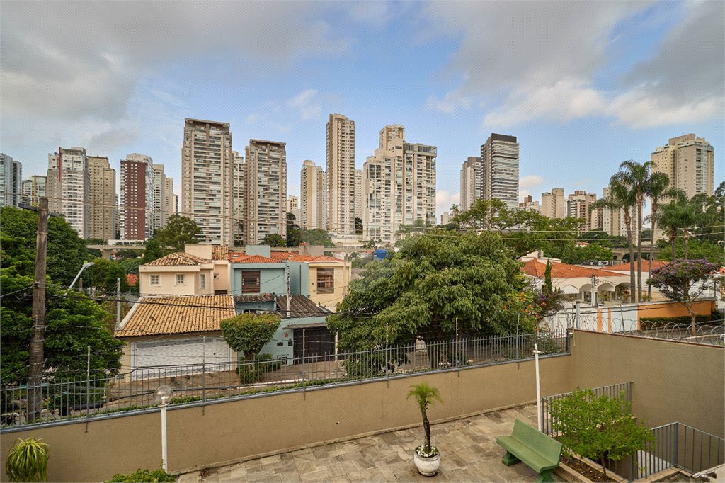 Sobrado à venda com 4 quartos, sendo 1 suíte, em Brooklin Velho, São Paulo, SP