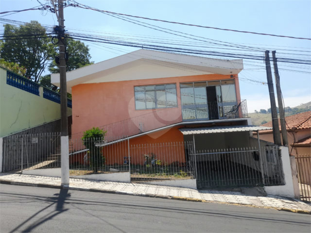 Casa à venda com 3 quartos, sendo 1 suíte,  no Centro, Serra Negra, SP
