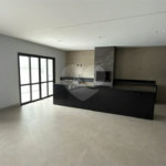 Sobrado de alto padrão no Swiss Park, totalmente reformado, com 4 suítes, piscina, elevador, espaço gourmet, 4 vagas e condomínio com lazer completo.