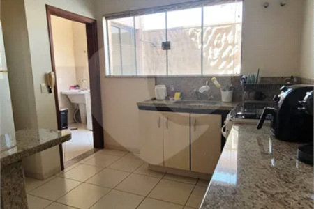 Casa Exclusiva com Pé-Direito Alto e Área Gourmet no Jardim Paraíso