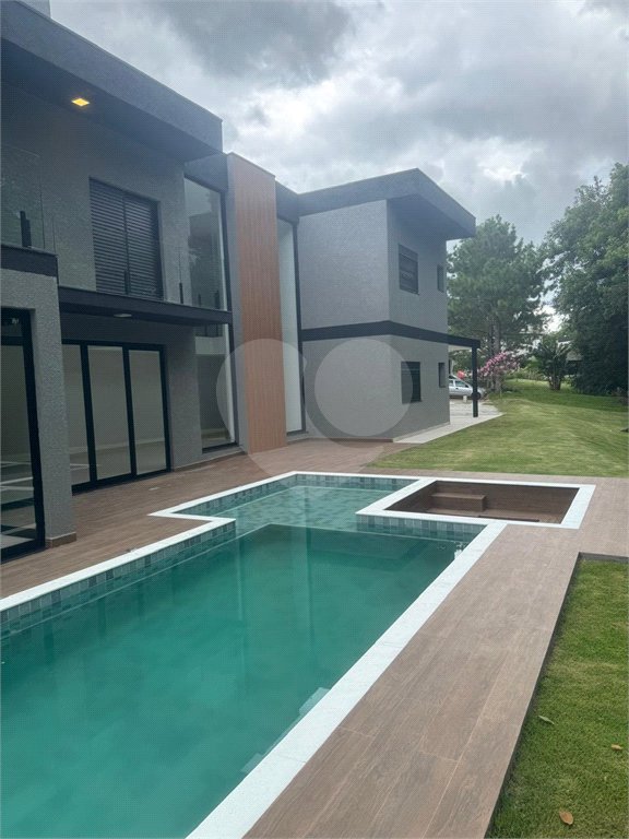 Casa à venda com 4 suítes no condomínio Figueira Garden, Atibaia - SP