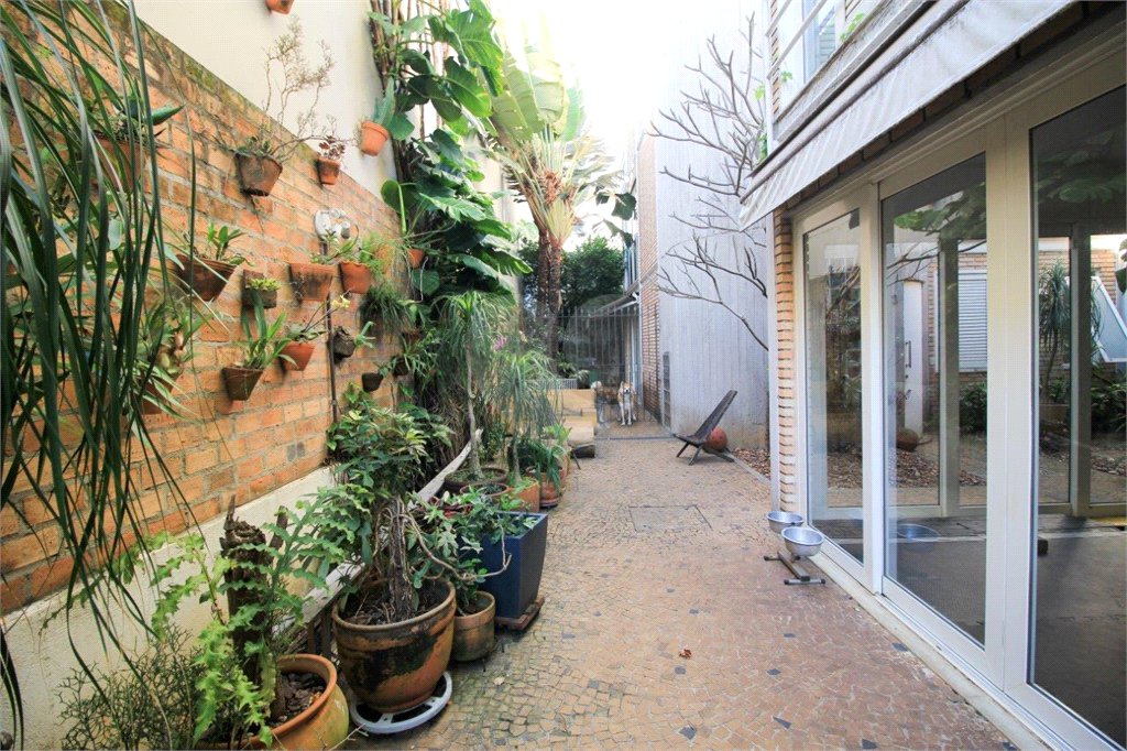 Casa à venda ou para alugar com 5 quartos, sendo 3 suítes, em Vila Madalena, São Paulo, SP