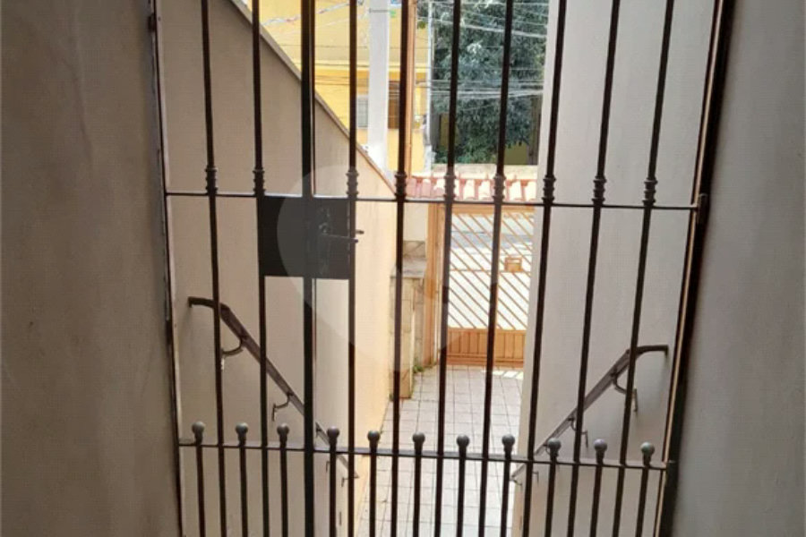 Ótimo sobrado com 3 quartos, sendo uma suíte, 2 vagas.
