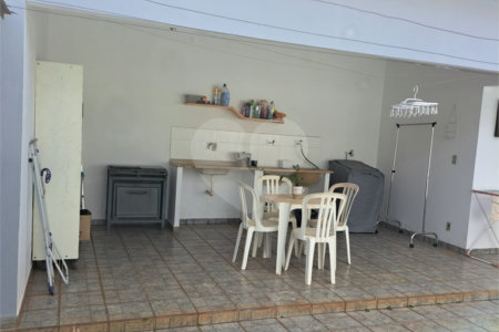 Casa à venda com 3 quartos, sendo 1 suíte,  em Jardim das Estações (vila Xavier), Araraquara, SP