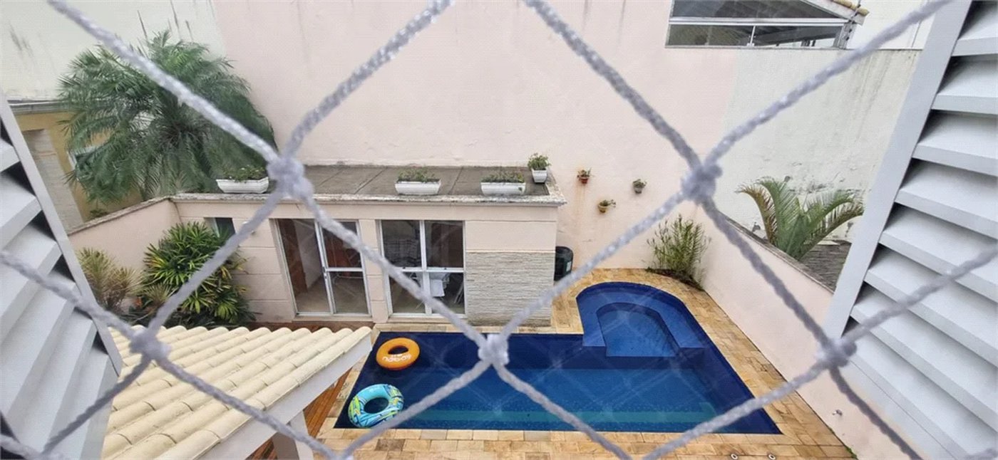 Casa à venda com 4 quartos, sendo 2 suítes,  no condomínio Casas de Windsor, São Paulo - SP