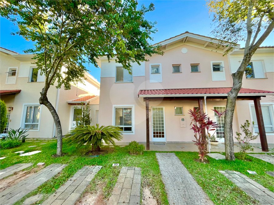 Casa à venda com 3 quartos, sendo 1 suíte, no condomínio Residencial Villa Flora, Votorantim - SP