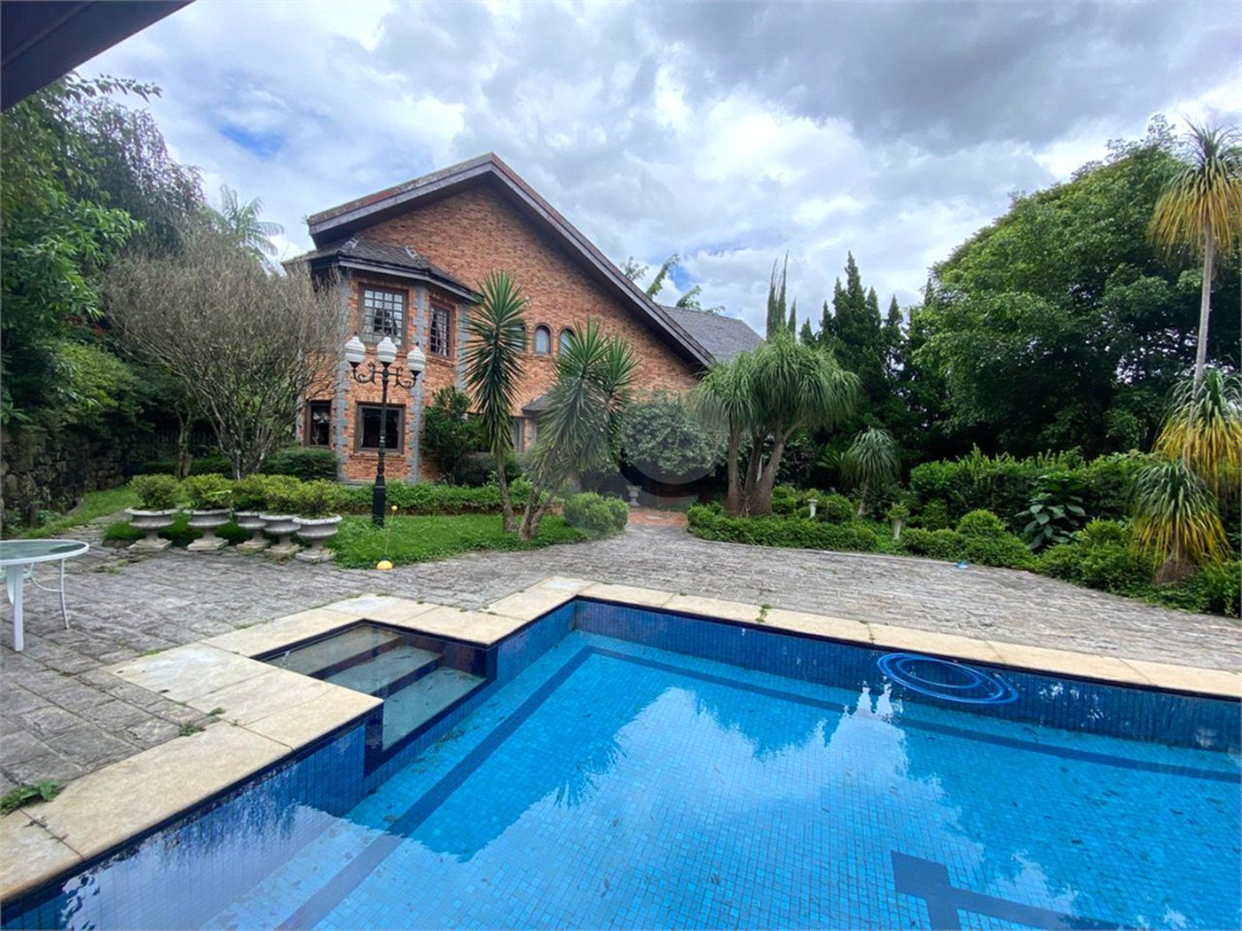 Casa à venda ou para alugar com 5 quartos, sendo 3 suítes,  em Fazenda Morumbi, São Paulo, SP
