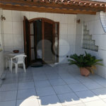 Sobrado em condomínio fechado com 3 dormitórios e 100m2