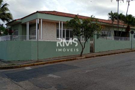 Casa à venda ou para alugar com 3 quartos, sendo 1 suíte,  no Centro, Angatuba, SP