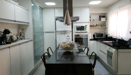 Sobrado à venda com 3 quartos, sendo 1 suíte, em Bosque da Saúde, São Paulo, SP
