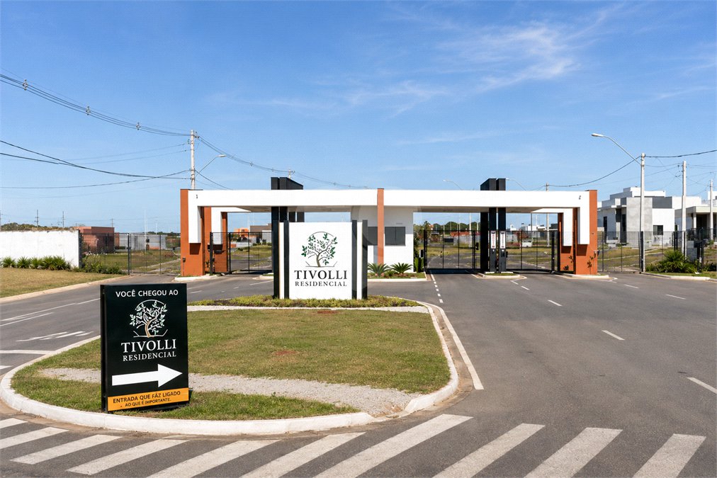 Casa à venda com 3 quartos, sendo 1 suíte,  no condomínio Tivolli, Itapetininga - SP