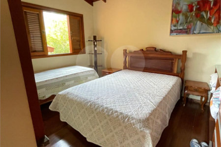 Casa à venda com 9 quartos, sendo 4 suítes, em Condomínio Flamboyant-b, Atibaia, SP