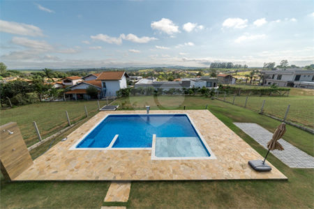 Casa à venda com 4 quartos, sendo 1 suíte, no condomínio Residencial Pinheiros do Lago, Alambari - SP