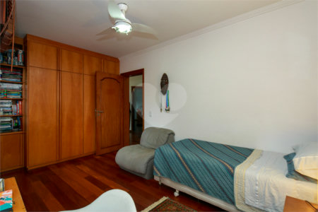 Sobrado à venda com 4 quartos, sendo 2 suítes, em Chácara Monte Alegre, São Paulo, SP