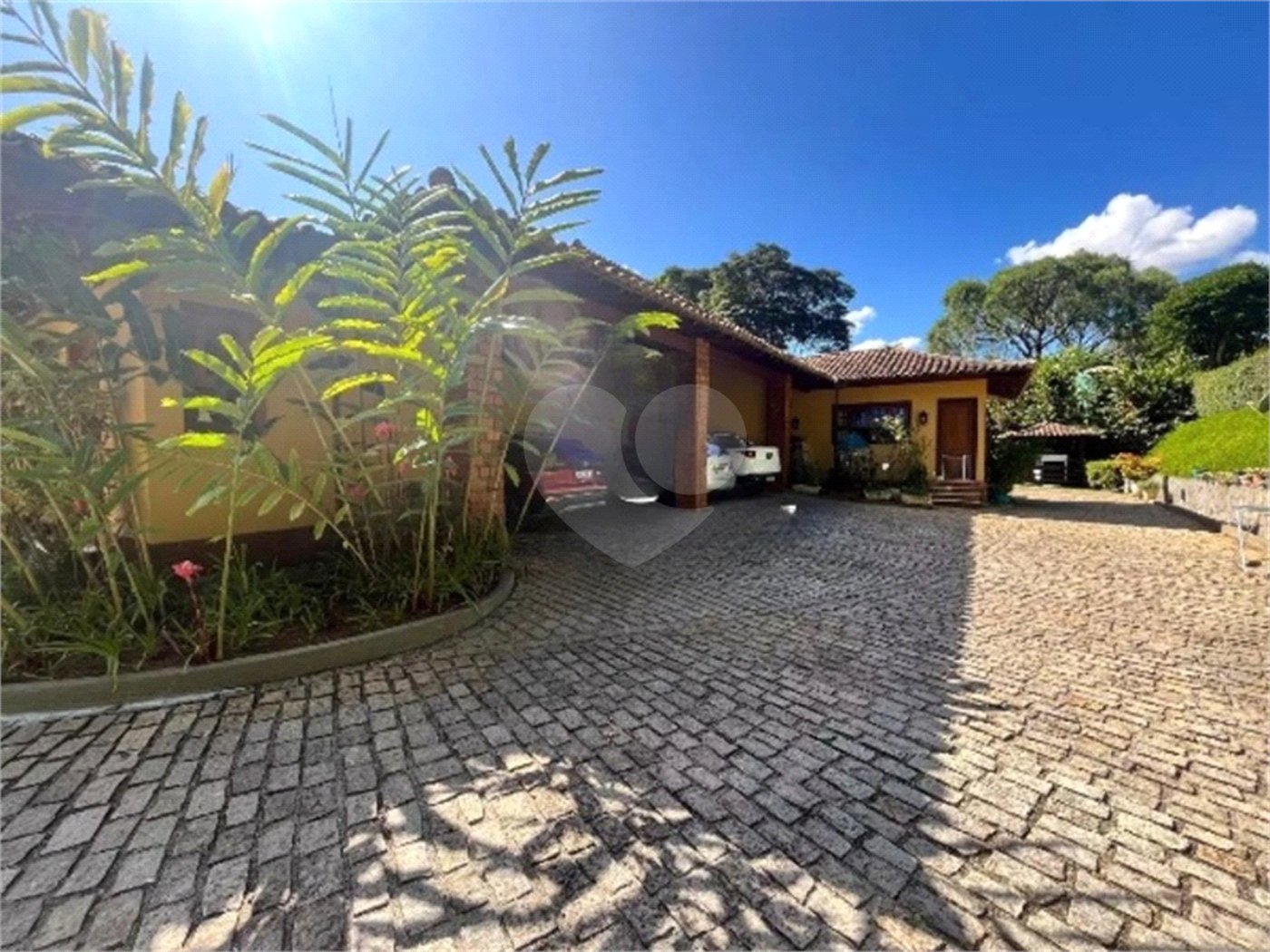 Casa à venda com 4 suítes no condomínio Quinta do Lago, Petrópolis - RJ