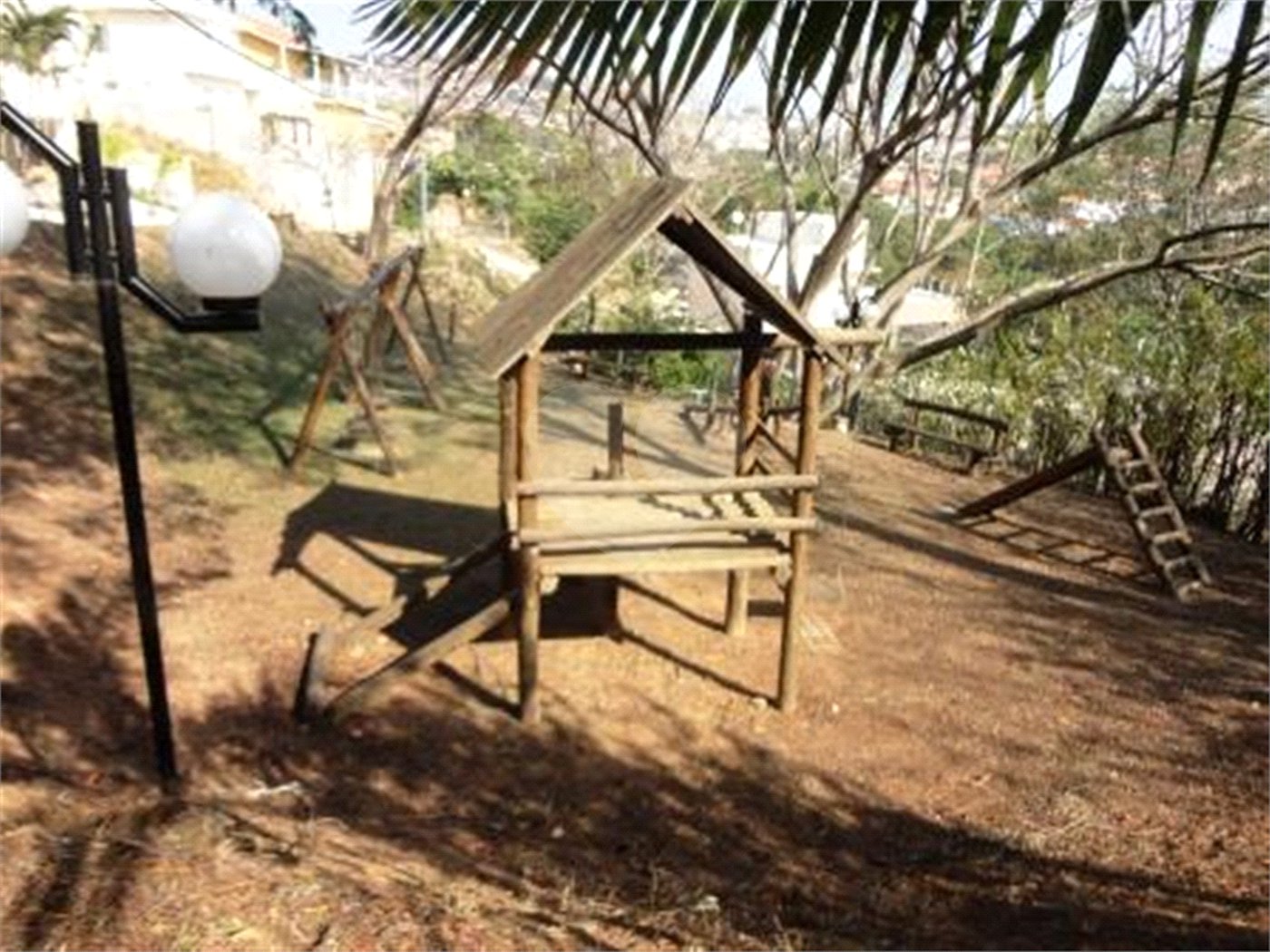 Casa à venda com 3 quartos, sendo 2 suítes, no condomínio Águas da Serra, Valinhos - SP