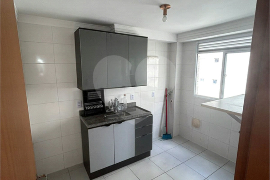 Apartamento de 44m² com vaga na garagem.