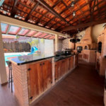 Chácara com excelente infraestrutura, contendo casa com 8 dormitórios, 900 m² de área construída, área total de 3000m², piscina adulto e infantil, churrasqueira, quadra gramada de futebol - Rio Acima - Atibaia/SP 900 m² Área construída 3.000 m² Área do terreno