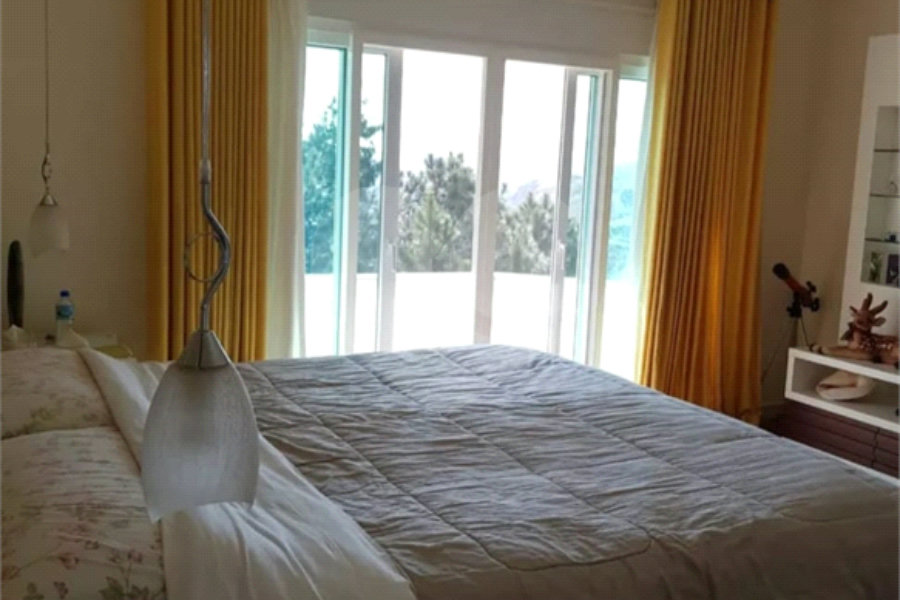Casa à venda com 4 suítes no condomínio Monte Samkhya, Serra Negra - SP