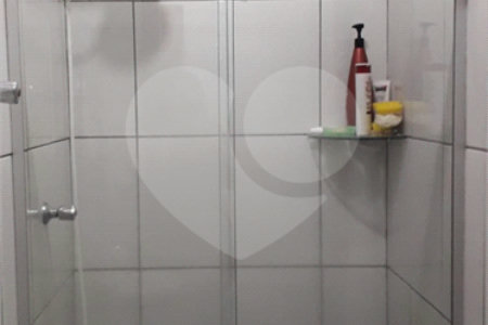Casa térrea com 3 dormitórios, sendo 1 suíte.